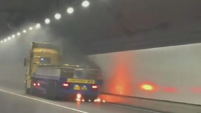 港珠澳大橋隧道封路後車龍